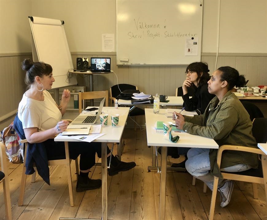 Sonia (i mitten) på seminarium med lärare Clara Diesen och kurskamrat Segen Meles.